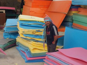 Allen in Één Schuim Recyclingsmachine voor Opbrengst Gerecycleerd Schuim met het Verscheuren van Functie