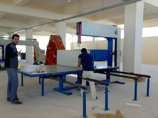 Precision Vertical Foam Cutting Machine Vierkante Foam Block Manual Cutter met PLC Control System