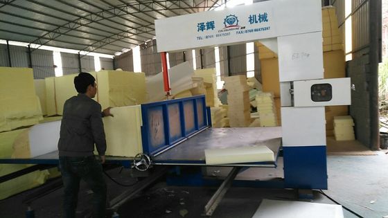 Elektrische verticale schuimsnijmachine met PLC-besturing voor EVA- en EPE-bewerking